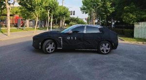 (Maskované) elektrické SUV od Xiaomi na první fotografii