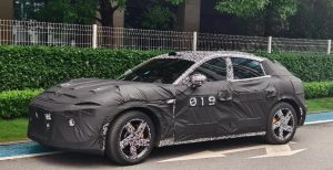 (Maskované) elektrické SUV od Xiaomi na první fotografii