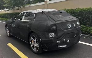 (Maskované) elektrické SUV od Xiaomi na první fotografii