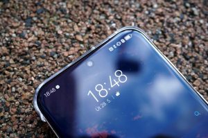 Huawei na předprodukčním zařízení ukazoval nesmazatelnou notifikaci o zkušebním softwaru