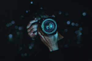 Člověk držící fotoaparát