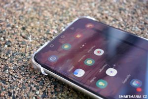 Nečekaně Huawei zvolil plastový, tvrdý kryt místo běžnějšího silikonového