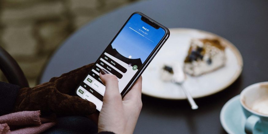 Člověk držící v ruce iPhone