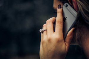Žena telefonující s iPhonem