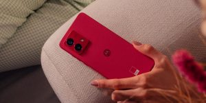 Chytrý telefon Motorola Moto G84 v červené barvě