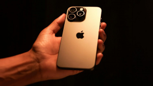 iPhone 15 Pro v ruce