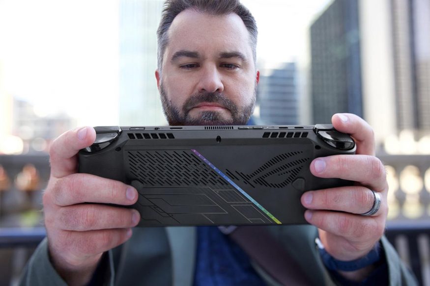 Herní handhelld Asus ROG Ally X na propagačním snímku Herní handhelld Asus ROG Ally X na propagačním snímku