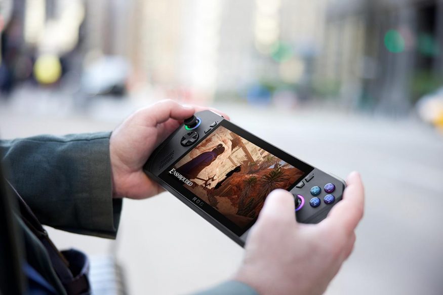 Herní handhelld Asus ROG Ally X na propagačním snímku Herní handhelld Asus ROG Ally X na propagačním snímku