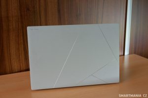 Víko notebooku Asus Zenbook S 16 s tzv. Ceraluminum materiálem