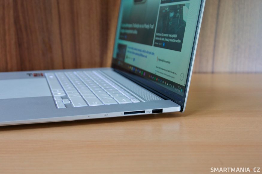 Čtečka otisků prstů a USB-A v notebooku Asus Zenbook S 16