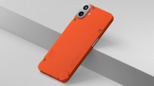 CMF Phone 1 zezadu v oranžové barvě