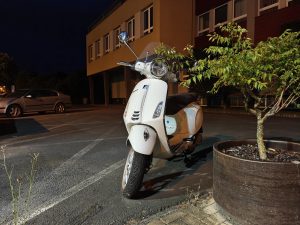 Realme GT 6 hlavní fotoaparát noční režim