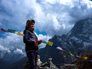 Snímek z dokumentu Kralovna hor Lhakpa Sherpa na vrcholu