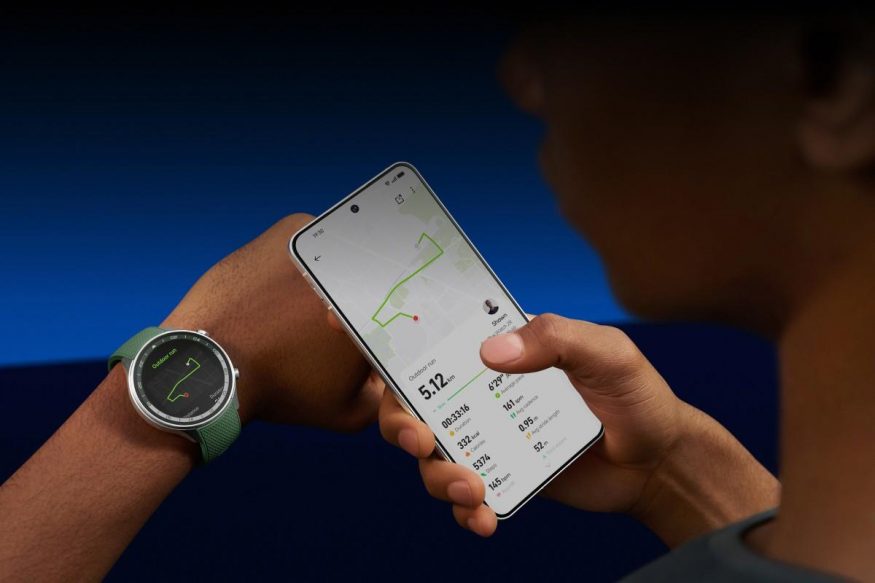 OnePlus Watch 2R vedle smartphonu