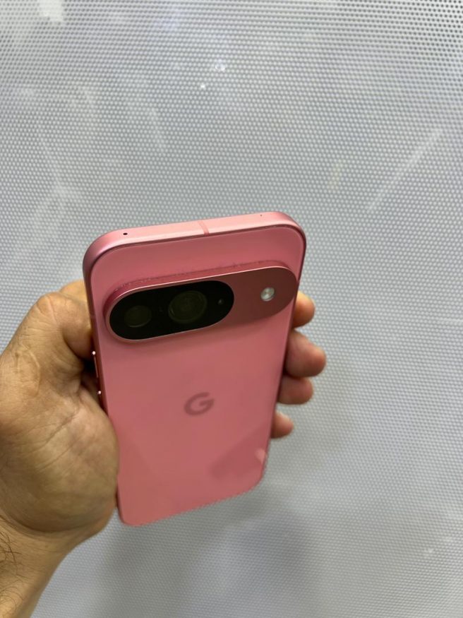 Fotografie smartphonu Google Pixel 9 v růžové barvě