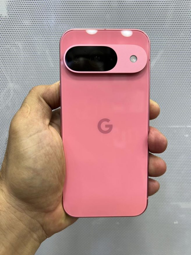 Fotografie smartphonu Google Pixel 9 v růžové barvě