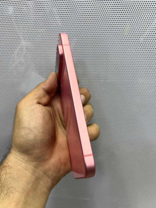 Fotografie smartphonu Google Pixel 9 v růžové barvě