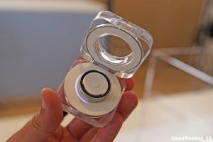 Dokovací krabička pro Galaxy Ring. Po vložení vám LED proužek zobrazí procentuální stav nabití prstenu.