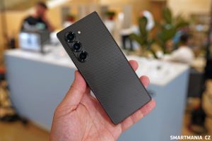 Zadní strana Galaxy Z Fold 6 v černé barvě se speciální texturou