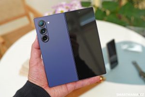 Rozevřený Samsung Galaxy Z Fold 6 v modré barvě