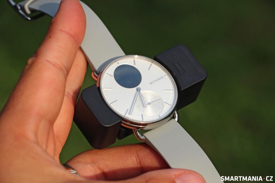 Hodinky Withings ScanWatch 2 v nabíječce