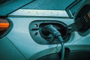 detail nabíjení elektromobilu