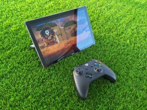 Tablet s připojeným herním ovladačem od Xboxu