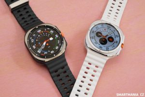 Hodinky Samsung Galaxy Watch Ultra v černé a bílé barvě