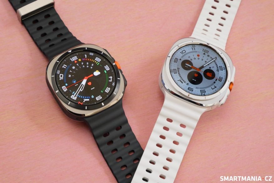 Hodinky Samsung Galaxy Watch Ultra v černé a bílé barvě