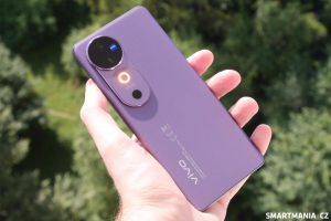 Vivo V40 z různých stran a úhlů