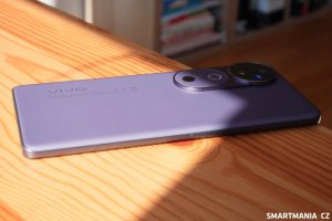 Vivo V40 z různých stran a úhlů