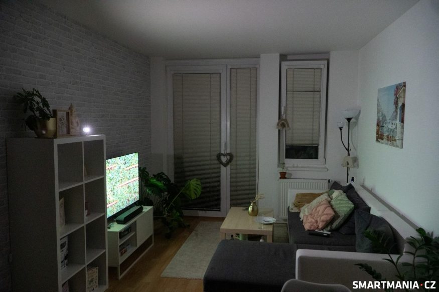 Zapnutý reflektor a osvětlená prostoru