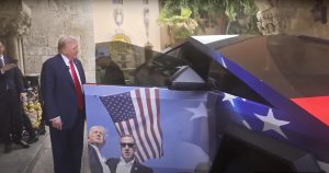 Donald Trump před vozem Cybertruck s netradičním polepem