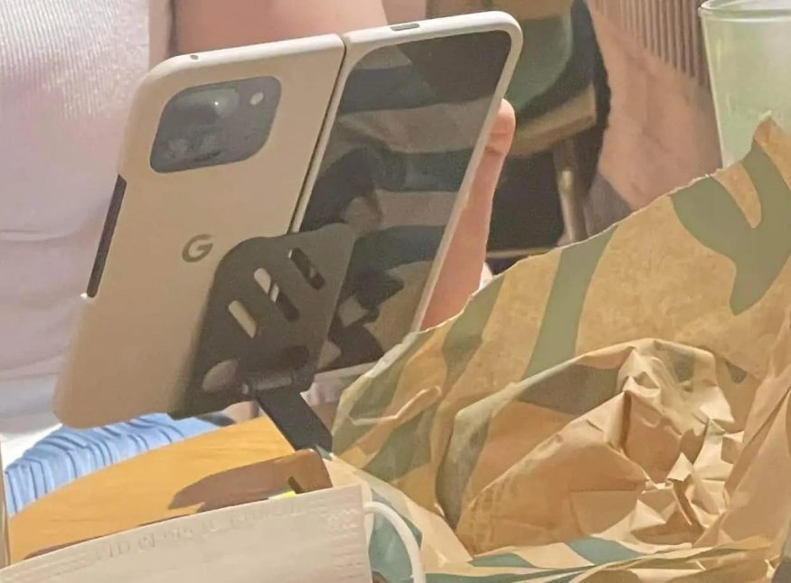 Smartphone Google Pixel 9 Pro Fold vyfocený ve Starbucks