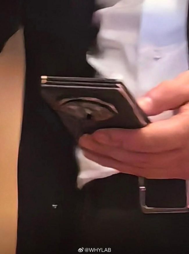 Tajemný prototyp ohebného zařízení v rukou šéfa Huawei