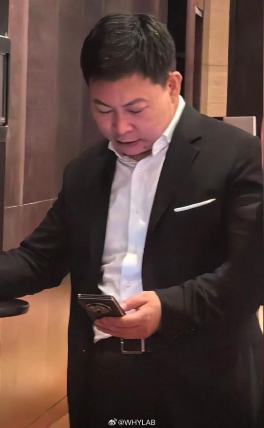 Tajemný prototyp ohebného zařízení v rukou šéfa Huawei