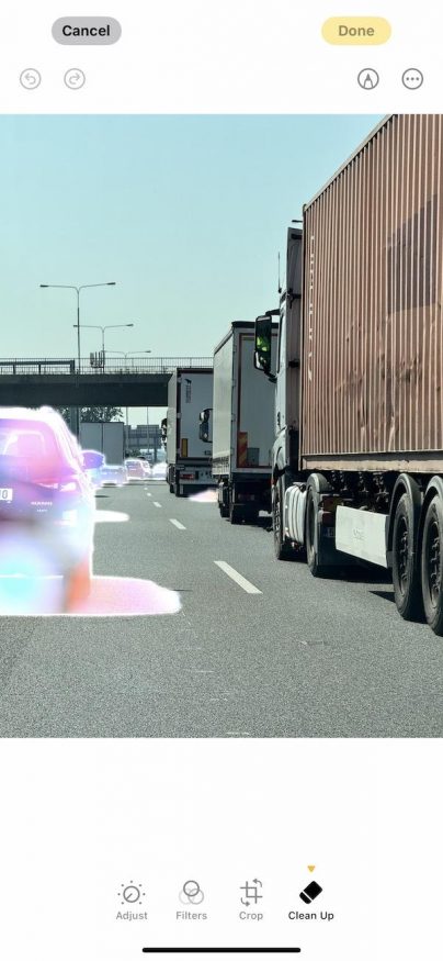 Původní fotografie s automatickým AI návrhem objektu k odmazání