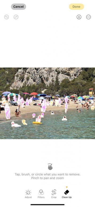 Původní fotografie s automatickými AI návrhy „objektů“ k odstranění