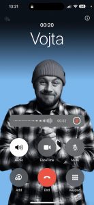 Zazní upozornění a hovor se začne nahrávat