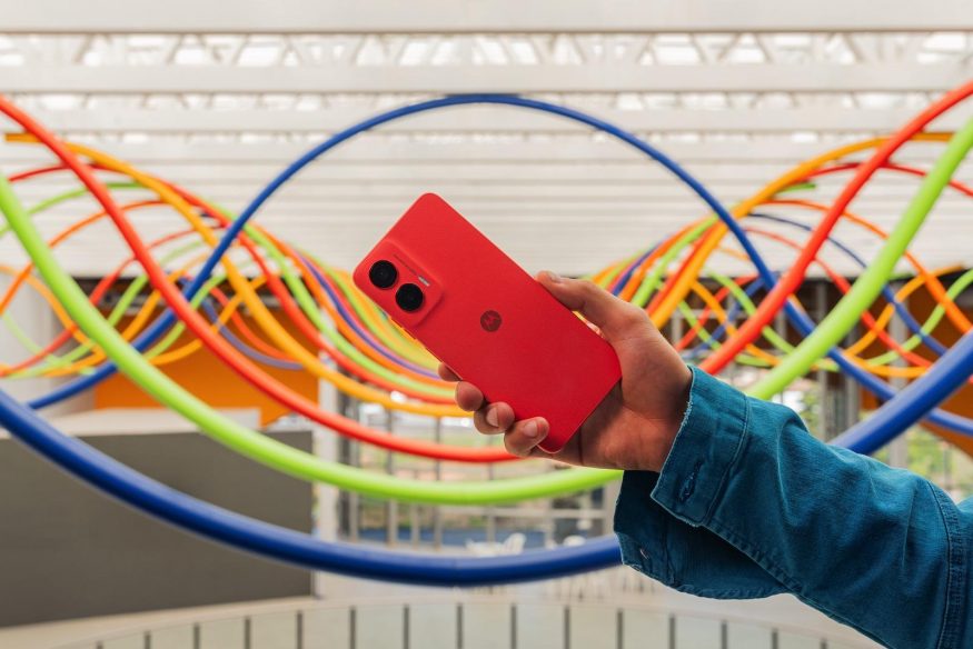 Moto G35 v červené barvě