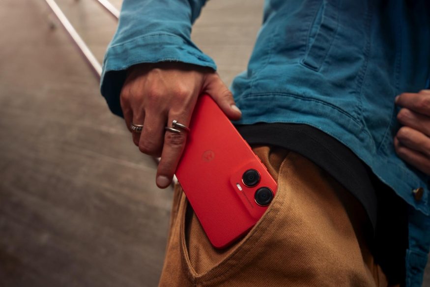 Moto G35 v červené barvě