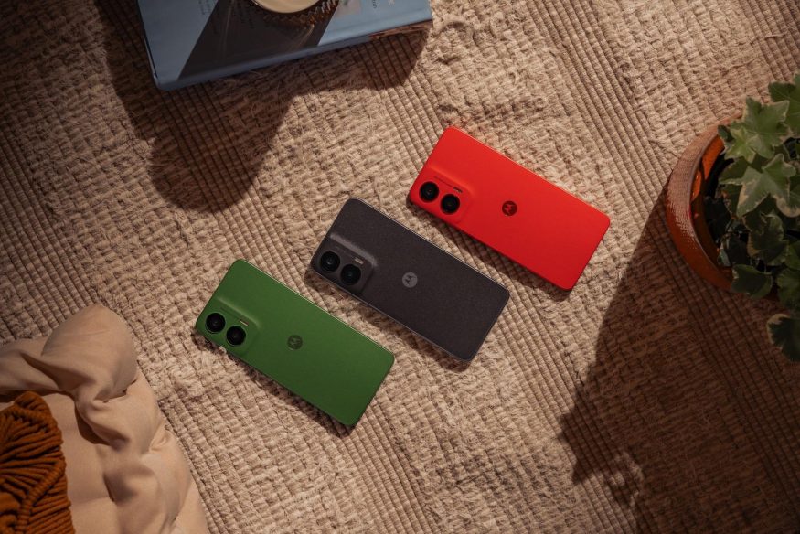 Moto G35 na fotografii ve třech barvách