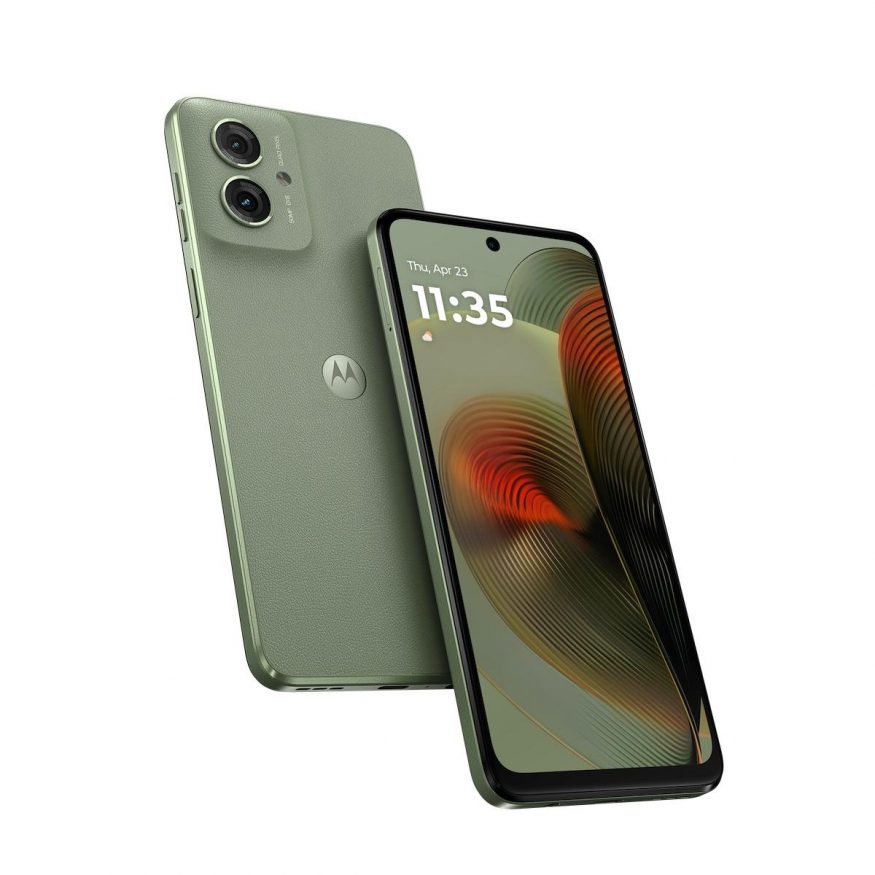 Smartphone Moto G55 na tiskovém snímku v zelené barvě