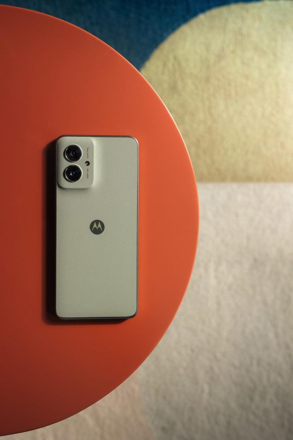 Smartphone Moto G55 na fotografii