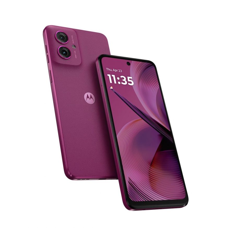 Smartphone Moto G55 na tiskovém snímku ve fialové barvě