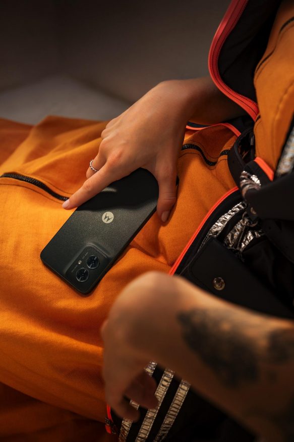 Smartphone Moto G55 na fotografii