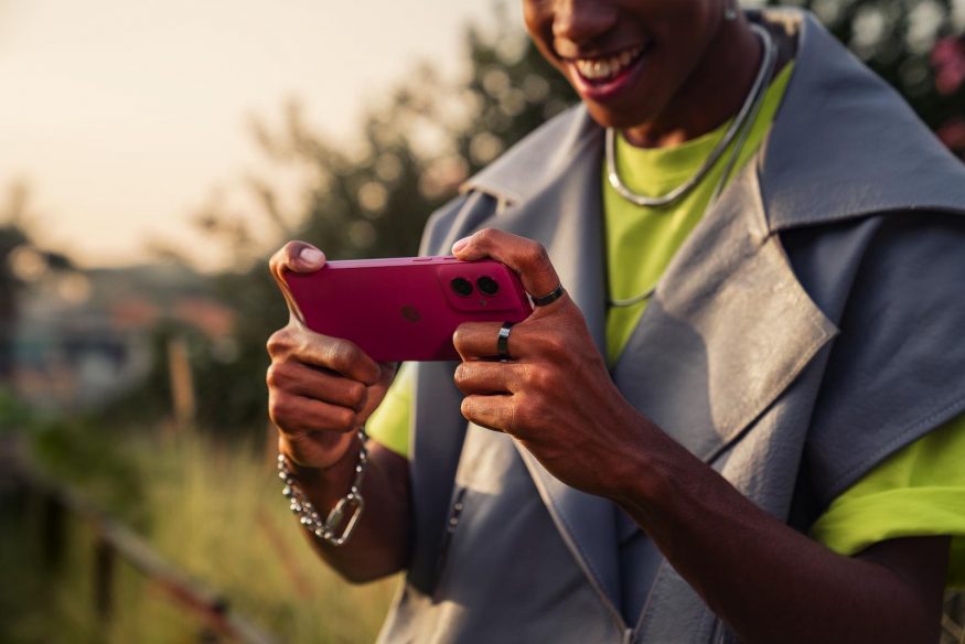 Smartphone Moto G55 ve fialové barvě v rukách uživatele