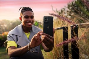 Smartphone Moto G55 v černé barvě