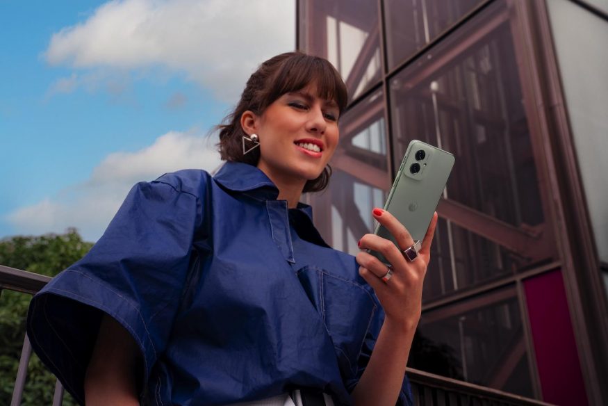 Smartphone Moto G55 v zelené barvě