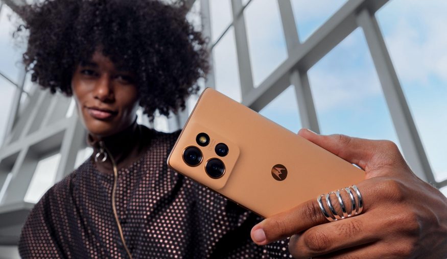 Motorola Edge 50 v oranžové barvě